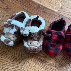 Two pair 
Never worn house shoes 
Super cute cows and bears